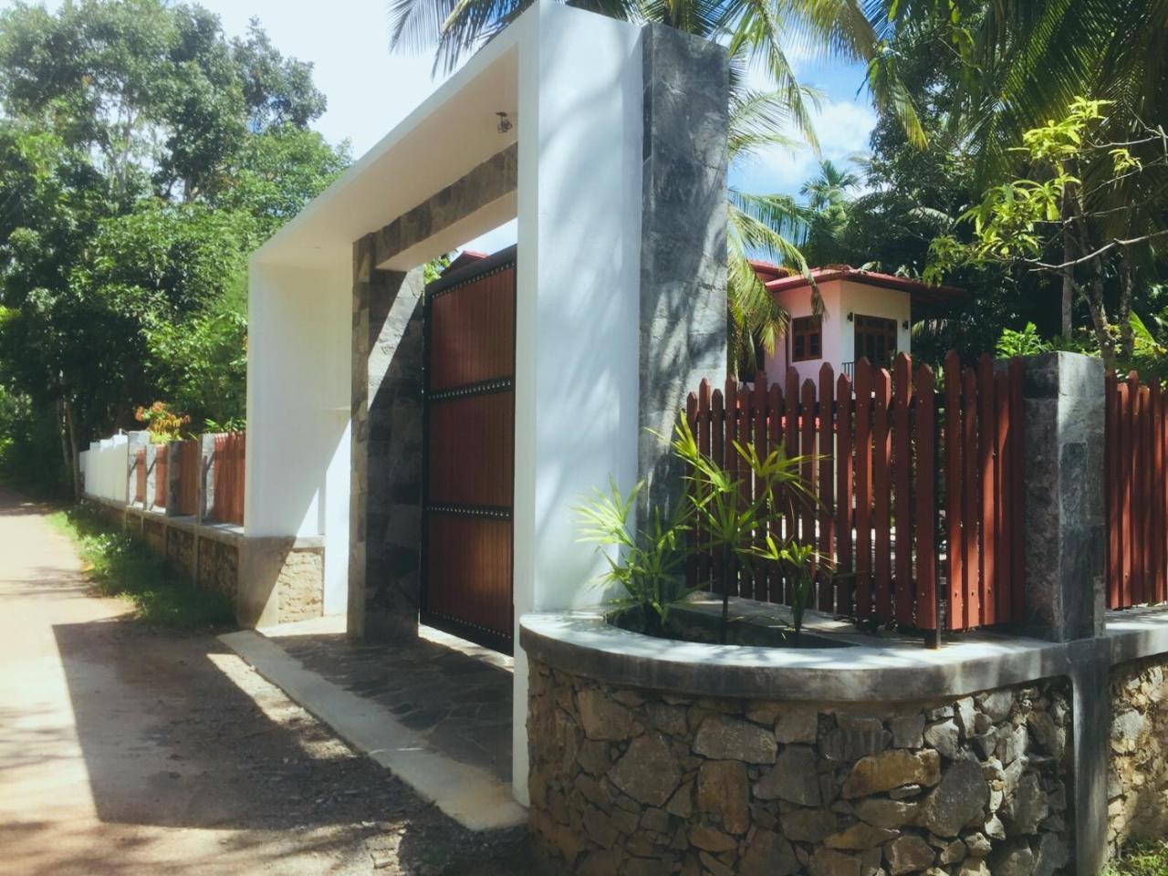 Casa Blanca Hotell Ahangama Exteriör bild
